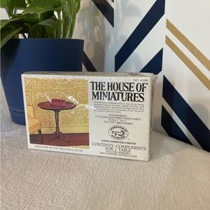 The House of Miniatures – Queen Anne Tilt-Top Table
